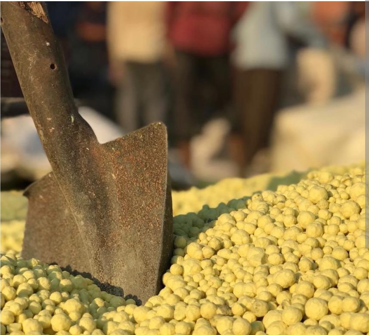 Sulphur granules with shovel