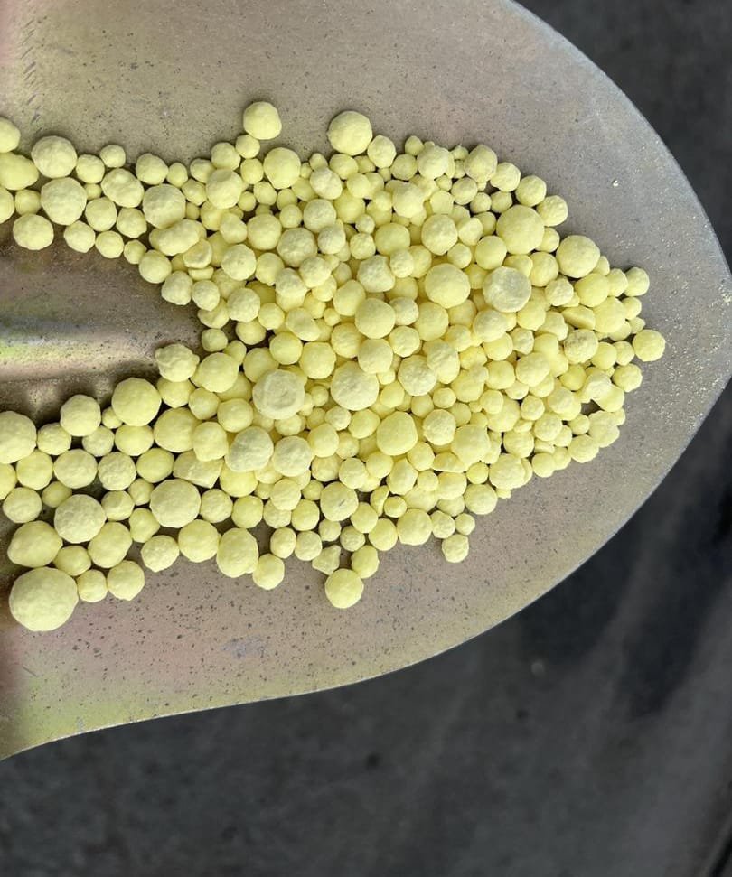 Sulphur granules on scoop