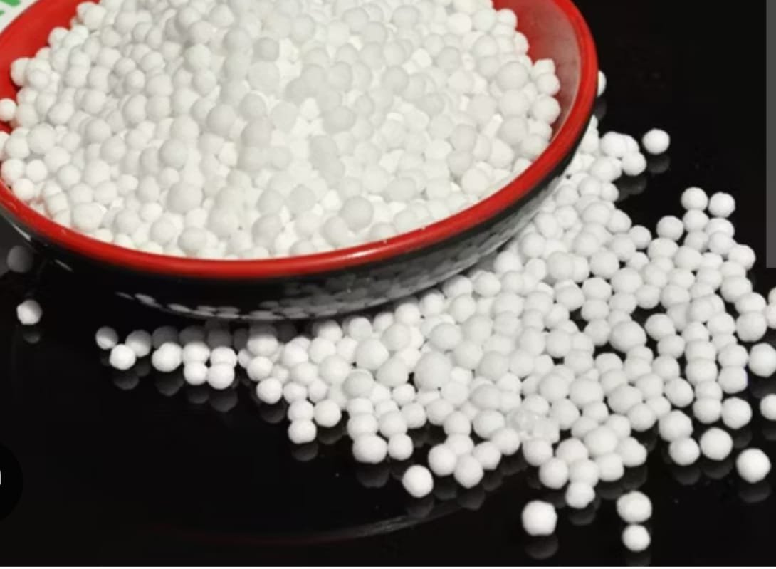 Technical Grade Urea white granules in bowl